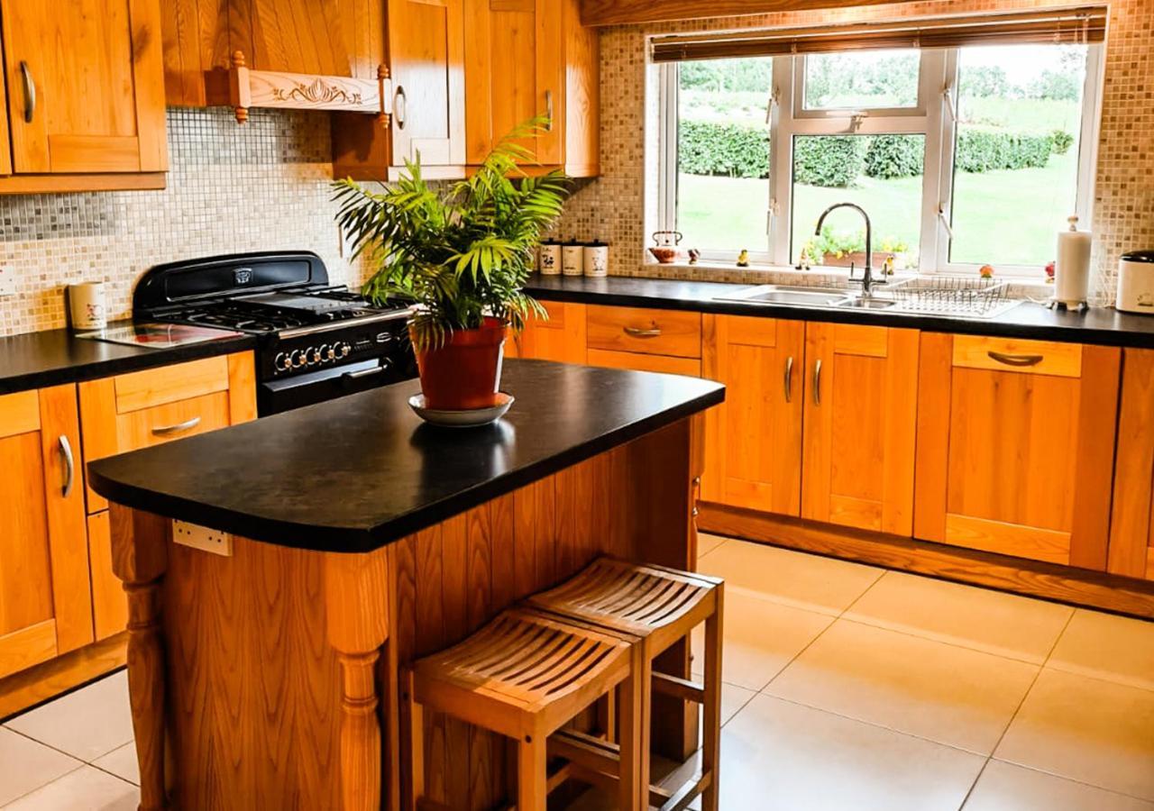 Moat Holiday Rental Lisnaskea エクステリア 写真